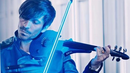 Andrea Casta, il 'violinista Jedi' per il suo archetto luminoso: immaginifico il suo spettacolo in quota nel buio della notte