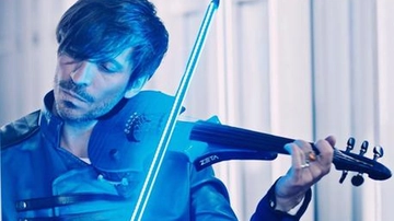 Valbione, il ‘violinista Jedi’ Andrea Casta: musica visuale con schermo d’acqua alto 10 metri