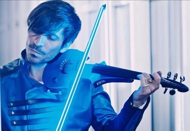 Valbione, il ‘violinista Jedi’ Andrea Casta: musica visuale con schermo d’acqua alto 10 metri