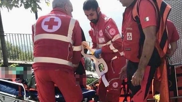 Anziana cade in giardino. Salvata lei e il suo cane appeso alla ringhiera