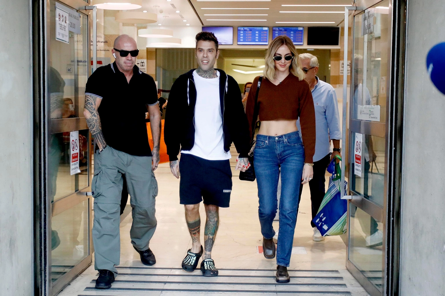 Fedez e Ferragni all'uscita dal Fatebenefratelli