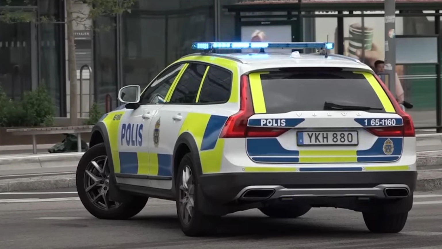 Una pattuglia della Polizia svedese a Stoccolma