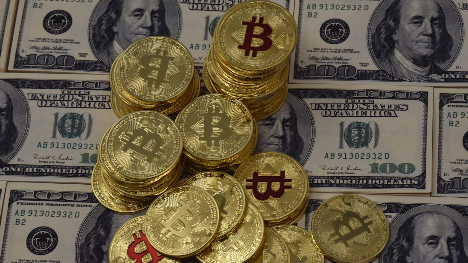 Bitcoin e dollari (ImagoE)