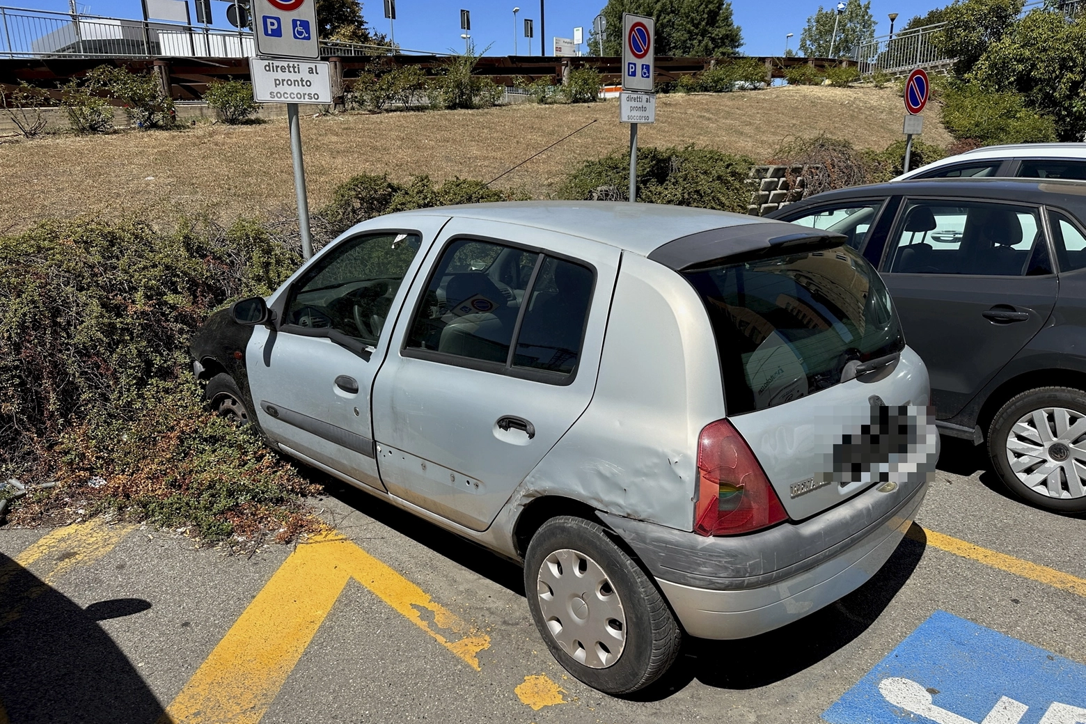 La Renault Clio abbandonata davanti al pronto soccorso