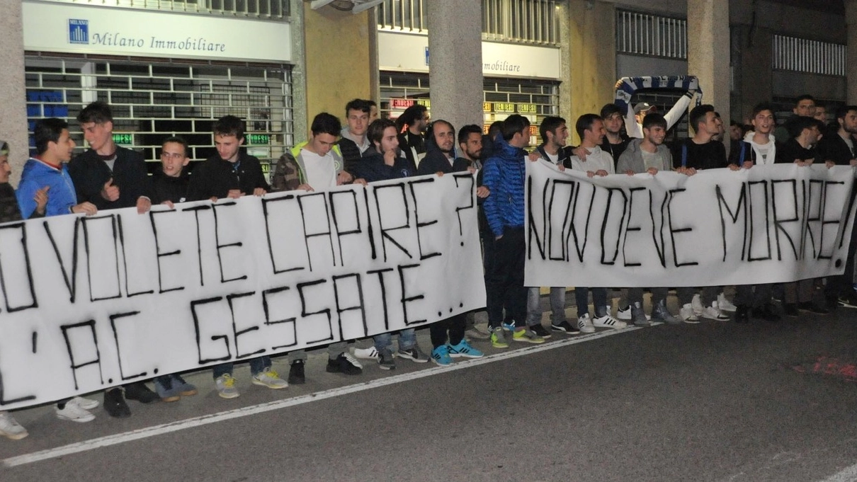La protesta dei ragazzi del Gessate Calcio