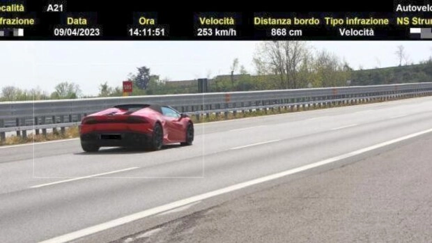 La Lamborghini immortalata dal telelaser (foto Ansa) La Lamborghini immortalata dal telelaser (foto Ansa)