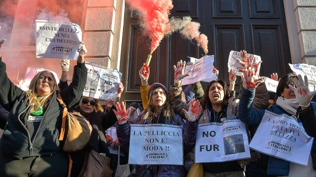 Animalisti in protesta alle sfilate a Milano