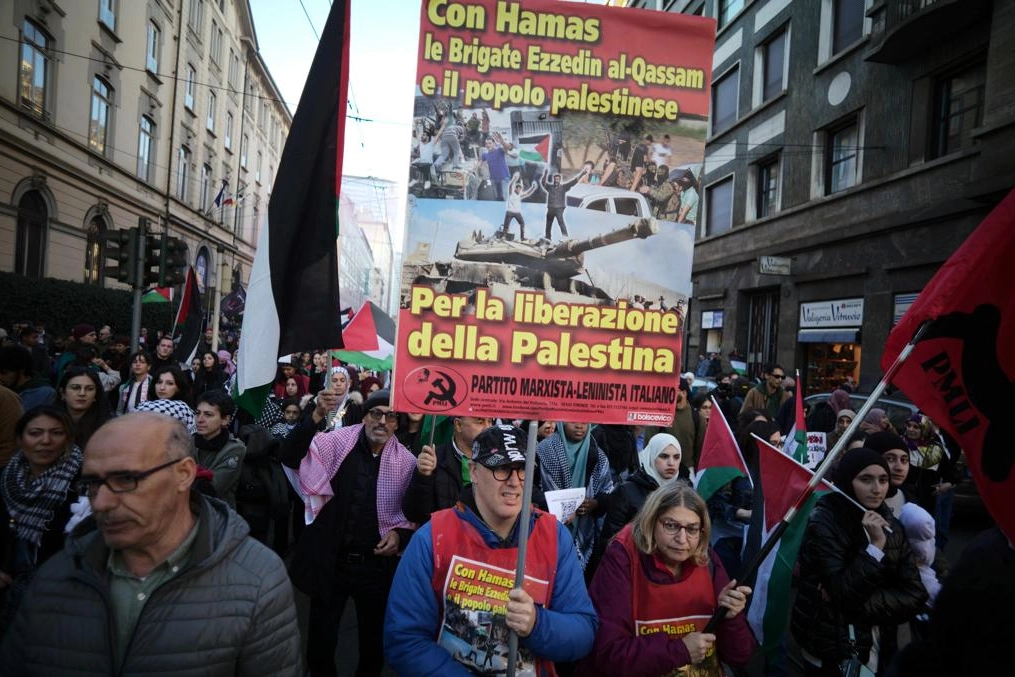 Il cartello che inneggia ad Hamas nel corteo per la Palestina (foto Canella)