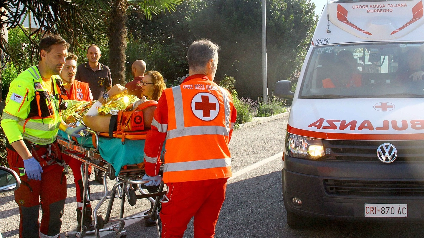 Il motociclista quarantenne soccorso ad Ardenno (Orlandi)
