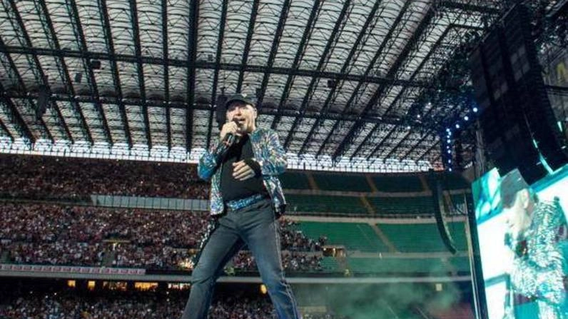 Vasco Rossi durante un concerto nello stadio di San Siro
