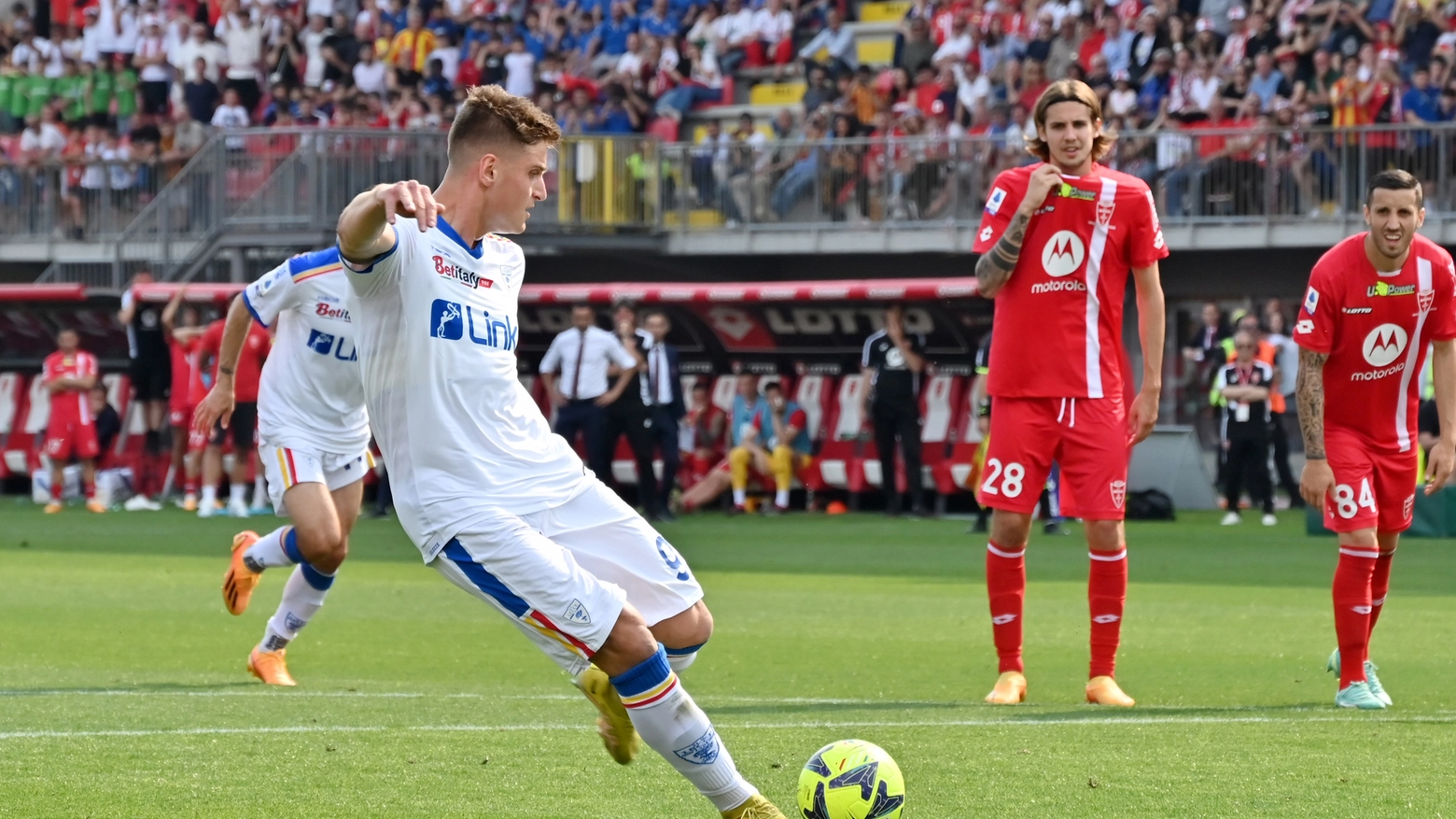 Di fronte a uno stadio gremito, i biancorossi falliscono l’impresa. Ora l’ottavo posto è più complicato