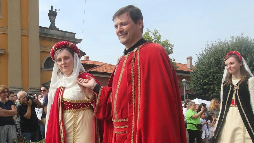 Ritorno al Medioevo. Dame e cavalieri per sua maestà la “biancona“ di Oreno Ritorno al Medioevo. Dame e cavalieri per sua maestà la “biancona“ di Oreno
