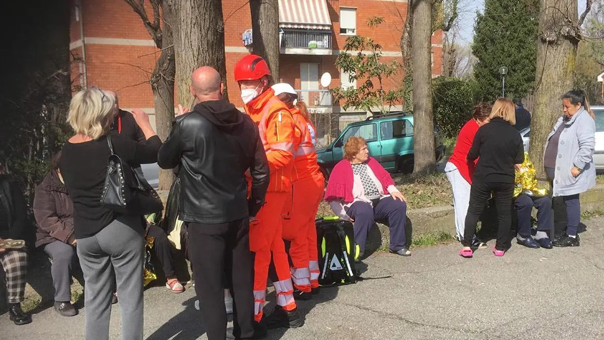 Pensionati in fuga da fiamme e paura A fuoco il tetto della palazzina "Le urla, la puzza e siamo scappati" Pensionati in fuga da fiamme e paura A fuoco il tetto della palazzina "Le urla, la puzza e siamo scappati"