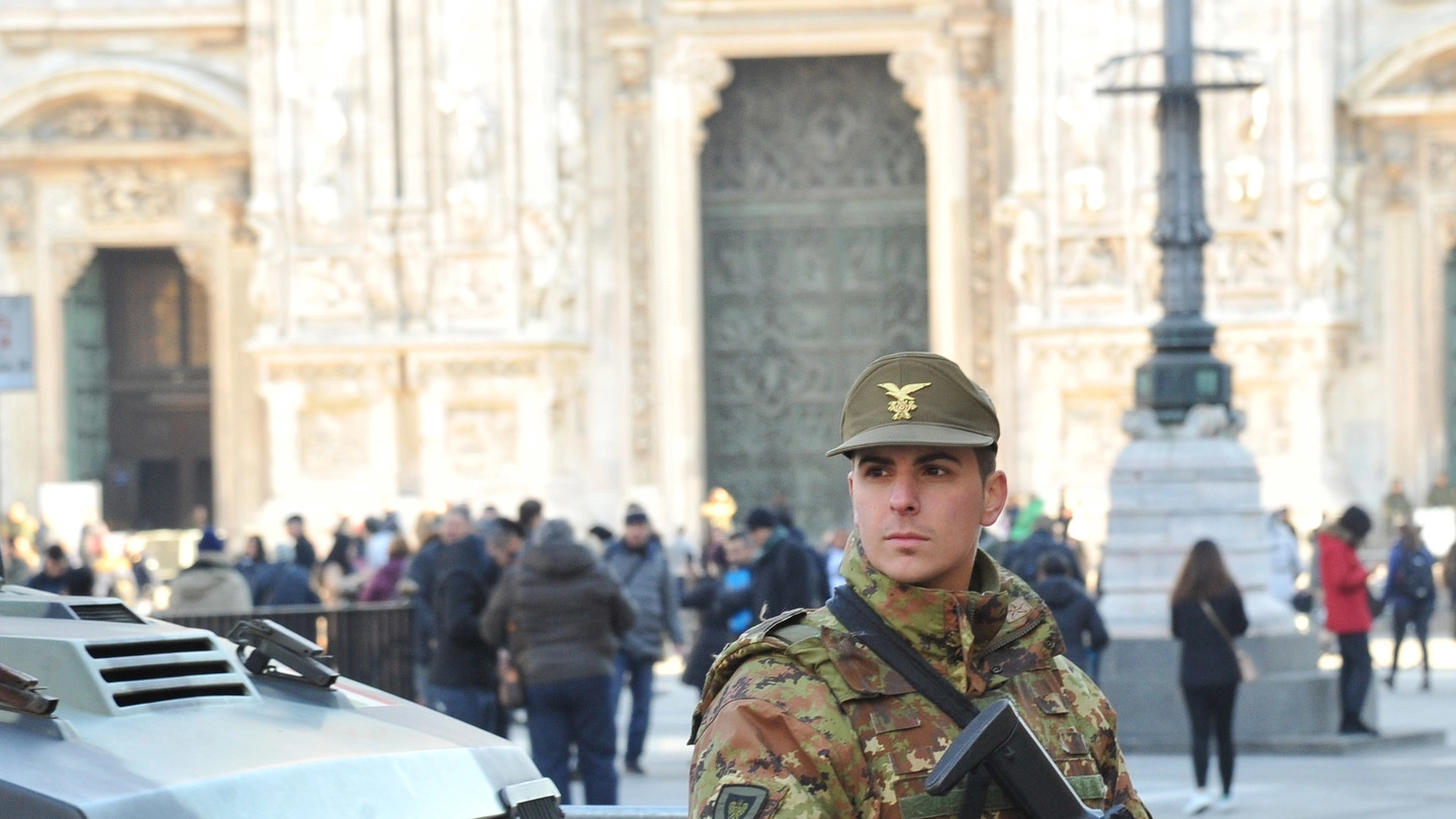 Un militare dell’Esercito in servizio in piazza Duomo,