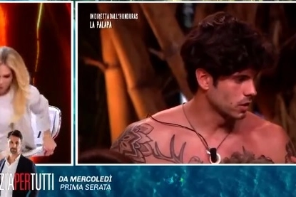 La caduta di Ilary Blasi in diretta all'Isola dei Famosi