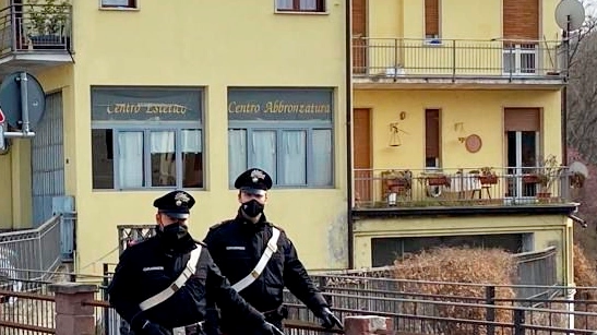 I carabinieri mostrano il ponte danneggiato