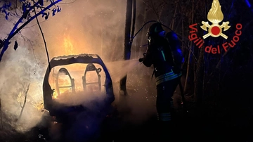 Cadorago, auto rubata e incendiata nel bosco: identificato uno dei responsabili del rogo