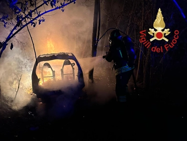 Cadorago, auto rubata e incendiata nel bosco: identificato uno dei responsabili del rogo