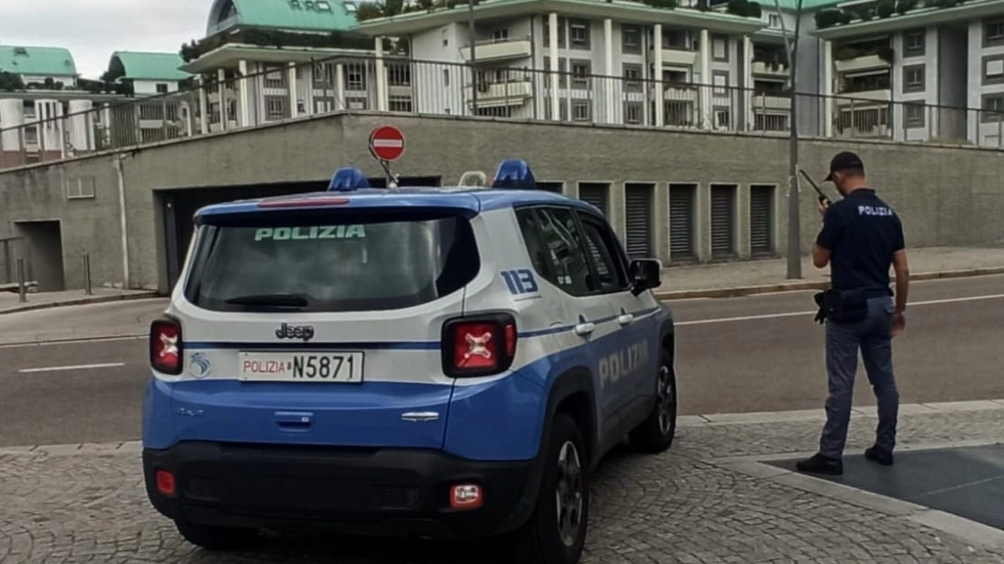 Controlli degli agenti della Polizia di Stato Controlli degli agenti della Polizia di Stato