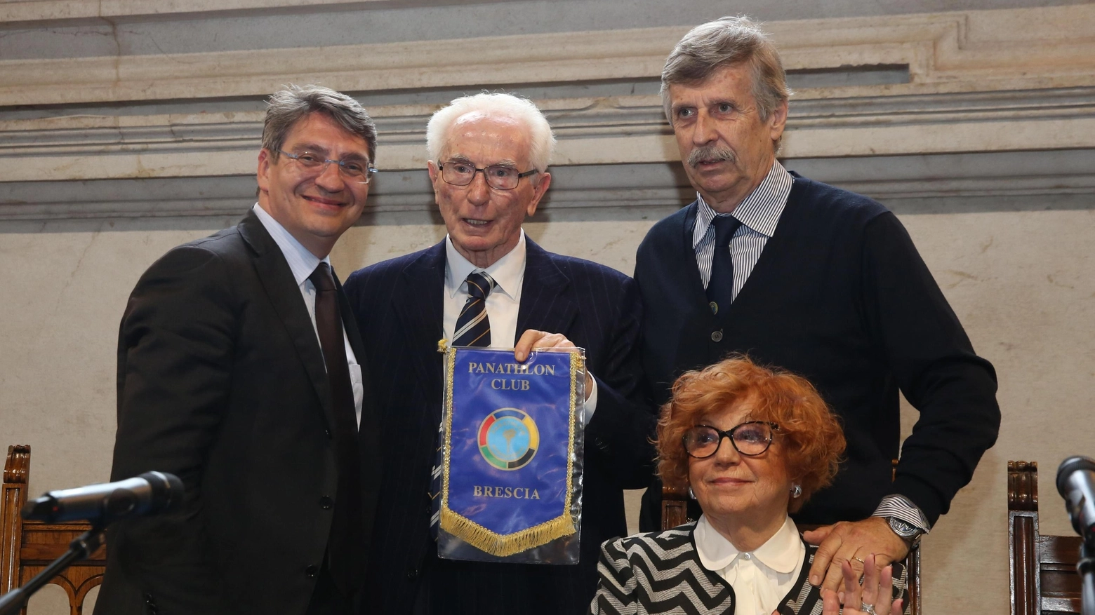 Azeglio Vicini col sindaco di Brescia alla presentazione del libro "Una vita in azzurro"