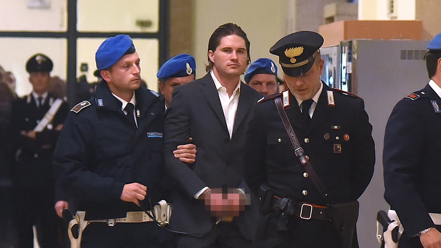Alexander Boettcher accompagnato da carabinieri e penitenziaria in tribunale a Milano