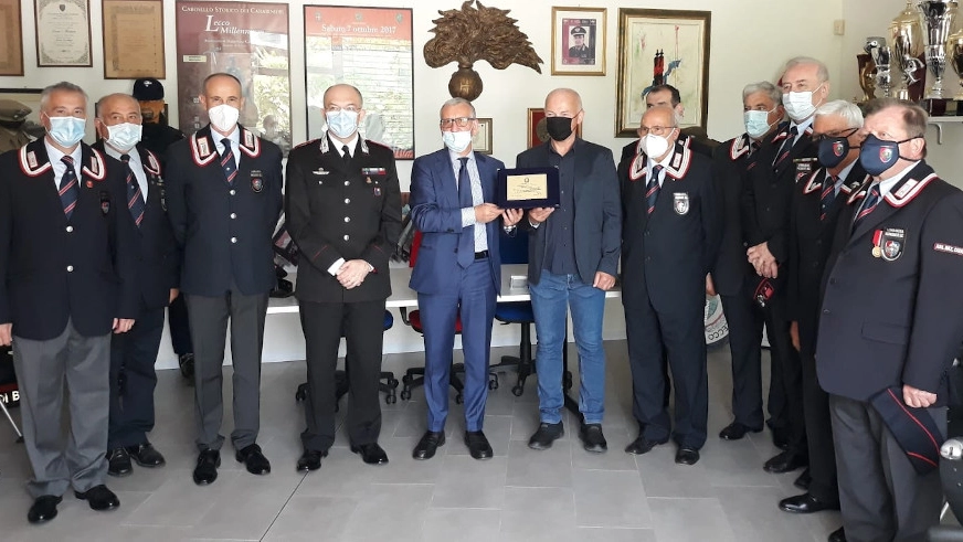 Il prefetto premia il brigadiere capo in congedo Gianfranco Frizzera