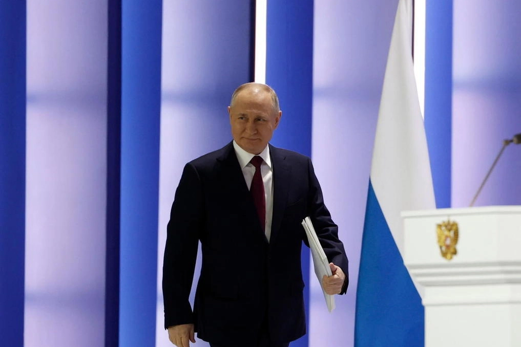 Vladimir Putin (70 anni) entra nella sala del palazzo Gostiny Dvor