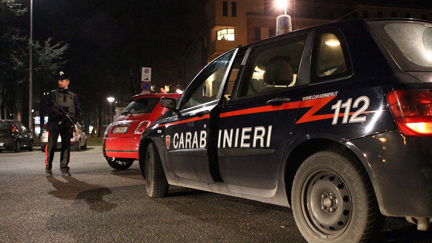 Una pattuglia dei carabinieri durante controlli sulle vetture di passaggio nel corso della notte(Sacchiero)