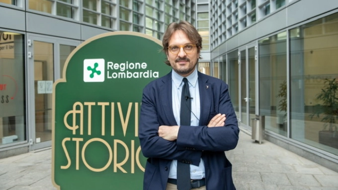 L'assessore regionale Guido Guidesi con il logo dell'iniziativa