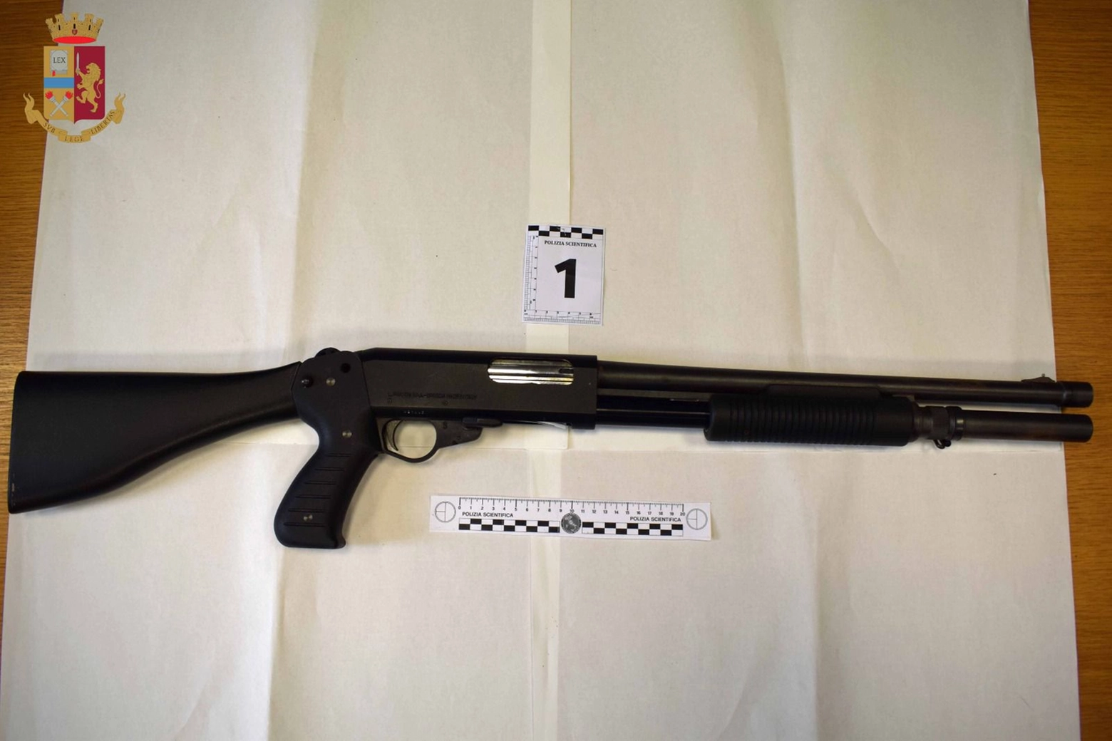 Una delle armi trovate dalla polizia nell'abitazione del 65enne arrestato