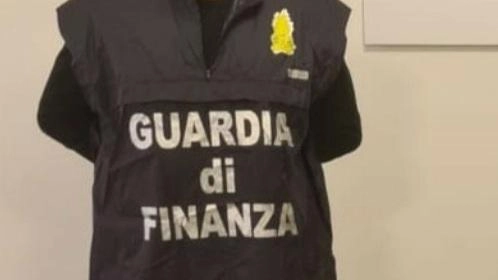 I Finanzieri tra le bancarelle Sequestrati a un ambulante 17.300 articoli di bigiotteria I Finanzieri tra le bancarelle Sequestrati a un ambulante 17.300 articoli di bigiotteria