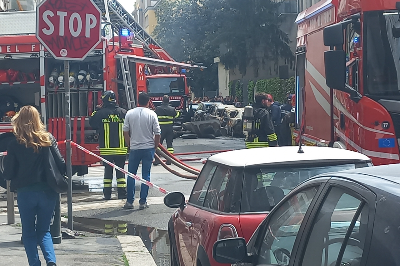 Milano, i resti del furgone dopo l'esplosione