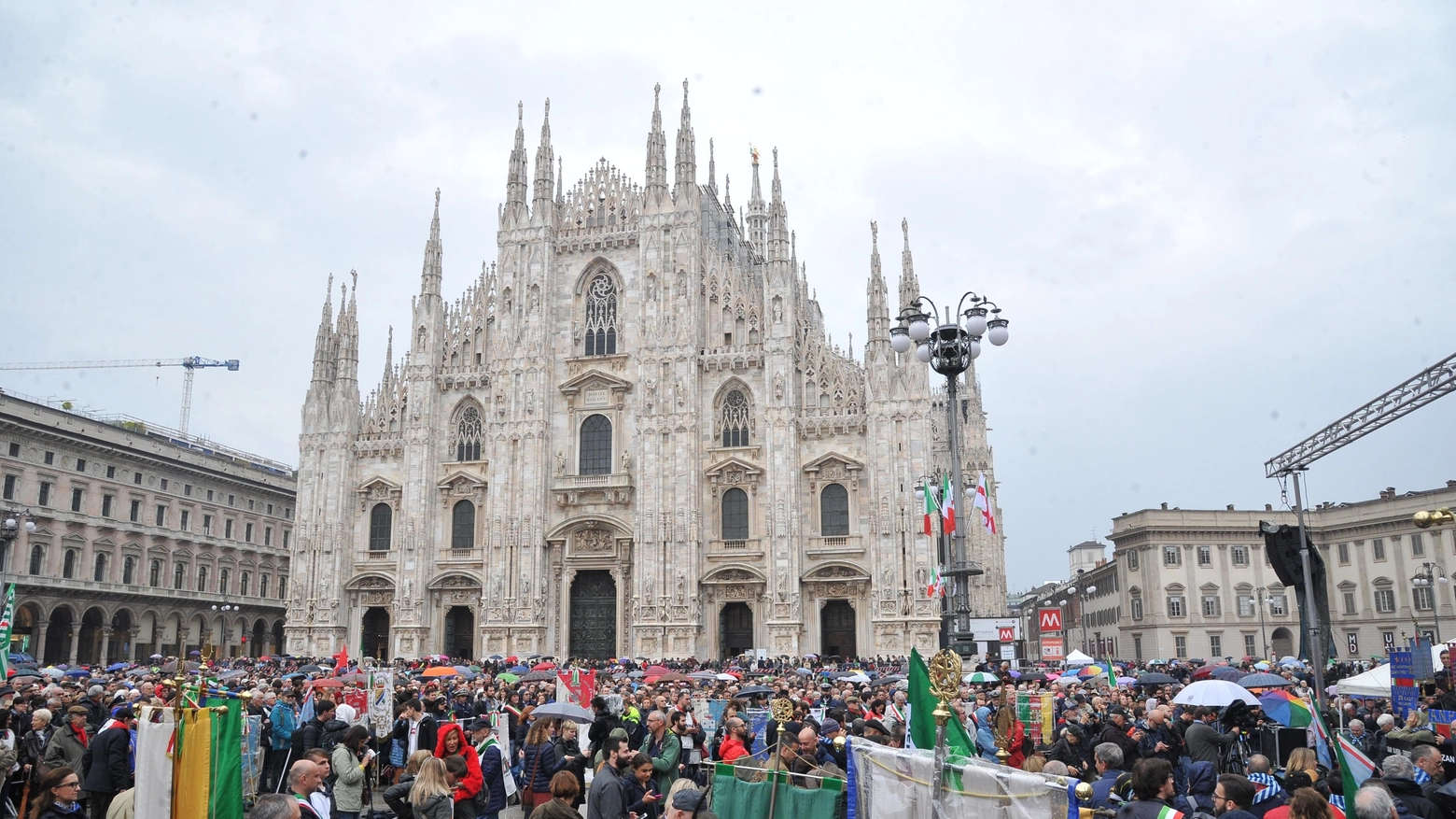 Corteo del 25 Aprile, l'arrivo in piazza Duomo