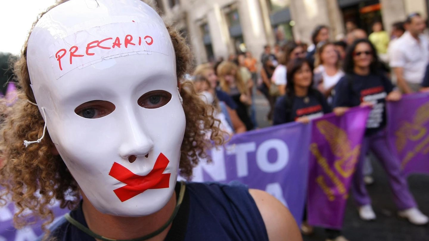 PROTESTA Un corteo organizzato dai sindacati nel centro di Milano