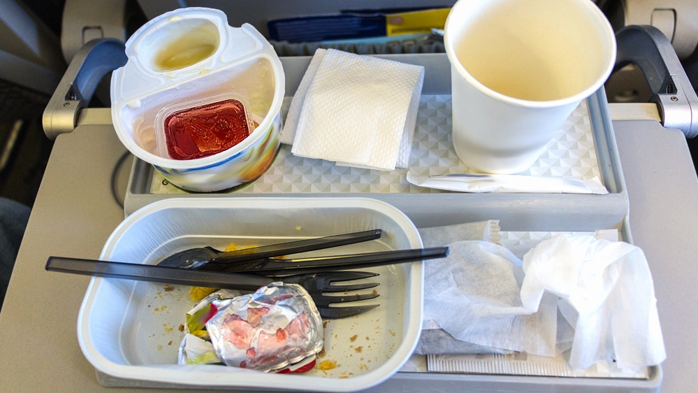 I voli aerei di solito producono grosse quantità di rifiuti di plastica