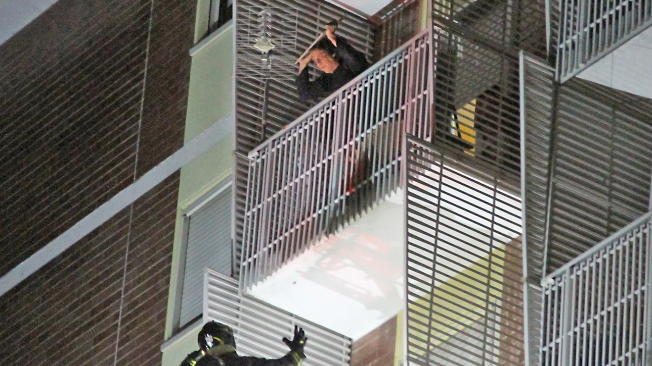 L’uomo ha desistito dal folle gesto di lanciare i figli dal balcone del settimo piano 