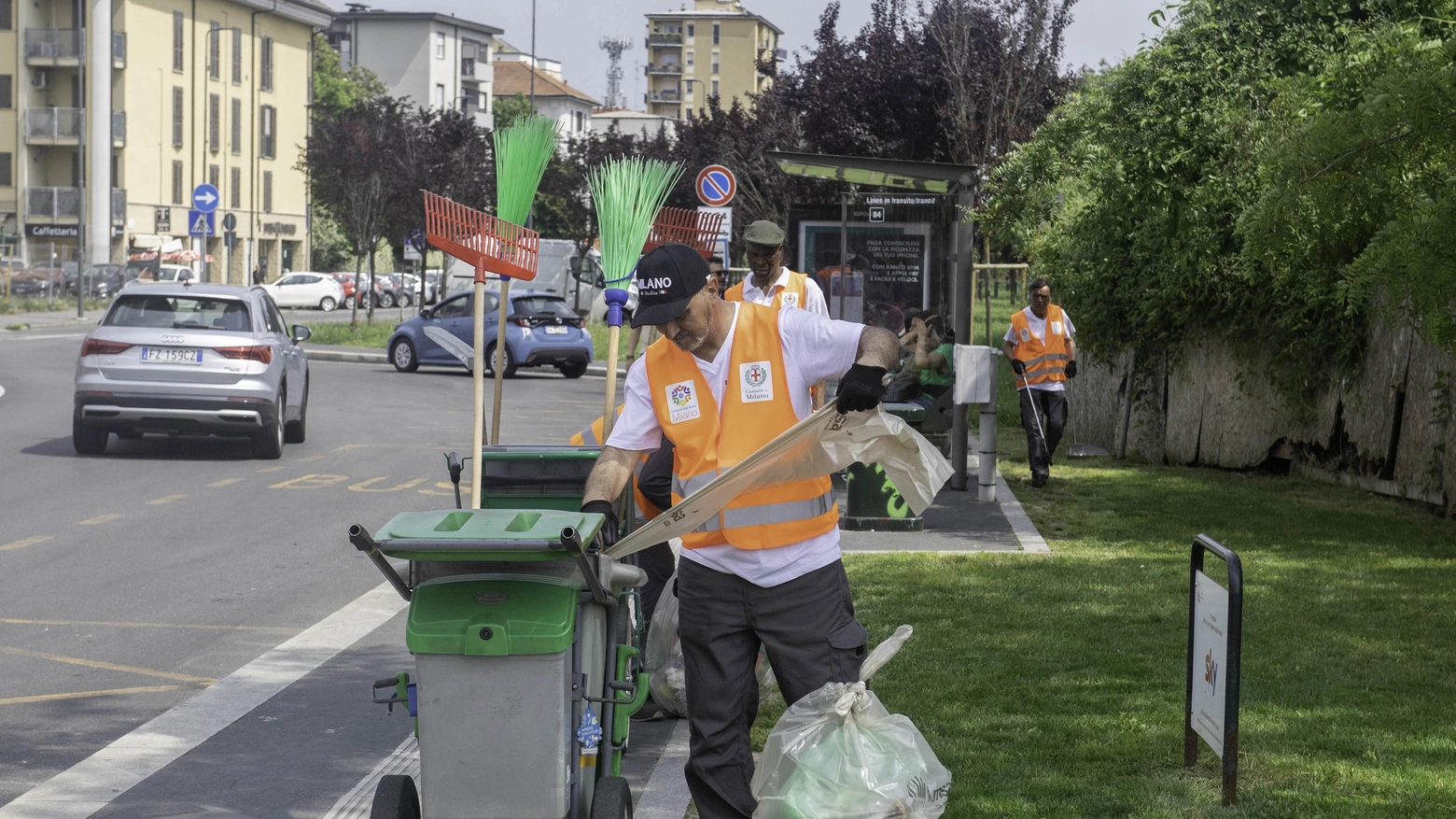 Custodi del bello in città Nove squadre in sei zone tengono puliti parchi e vie Custodi del bello in città Nove squadre in sei zone tengono puliti parchi e vie