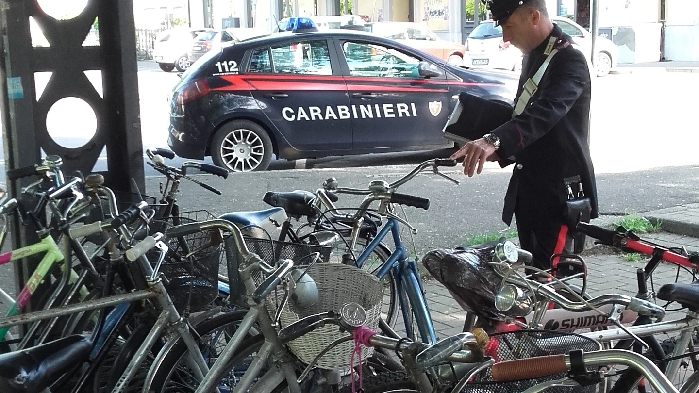 I carabinieri alle rastrelliere di biciclette in stazione