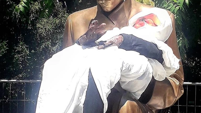 Statua Montanelli, nuovo blitz: aggiunta una bambina di pezza