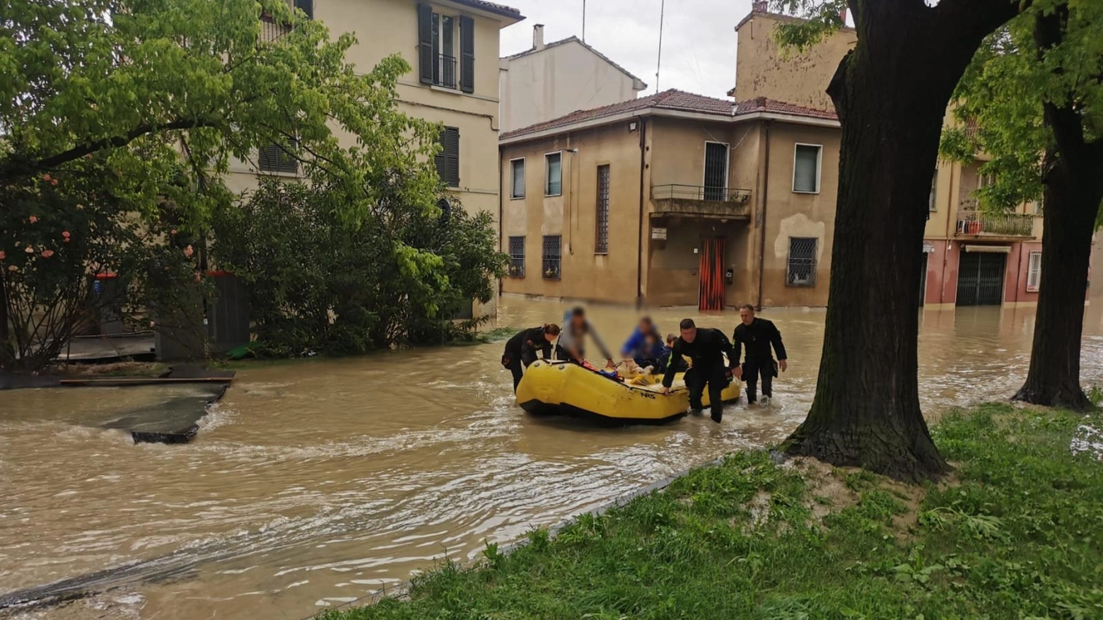 Maltempo: esonda anche Santerno a Lugo, evacuazioni in corso Maltempo: esonda anche Santerno a Lugo, evacuazioni in corso