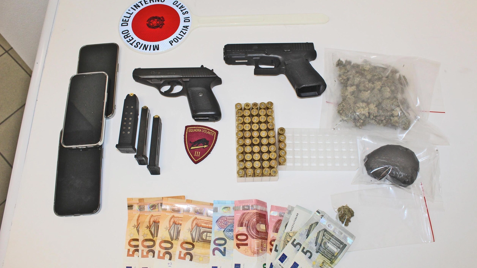 Diretti in Svizzera con armi e droga in auto. Tre turchi in manette
