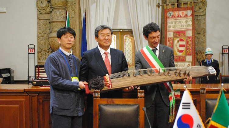 I delegati coreani e il sindaco Galimberti col tradizionale gayageum