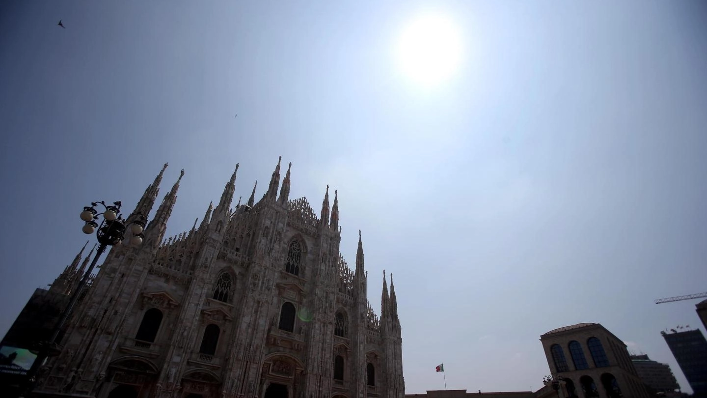 Il sole splende sul Duomo di Milano 