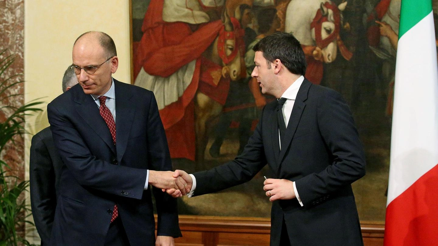 Enrico Letta e Matteo Renzi nella cerimonia di passaggio delle consegne nel 2014