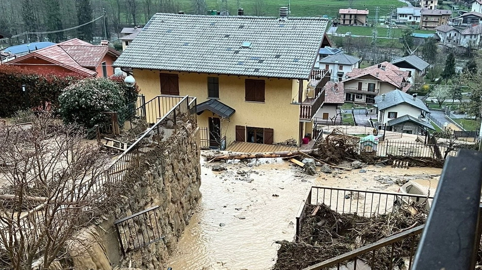 Ardesio, una casa invasa dall'acqua