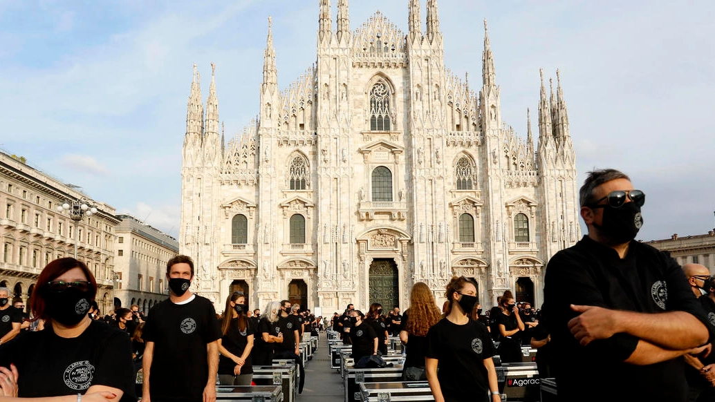 La manifestazione Bauli in Piazza dei lavoratori dello spettacolo in piazza Duomo a Milano