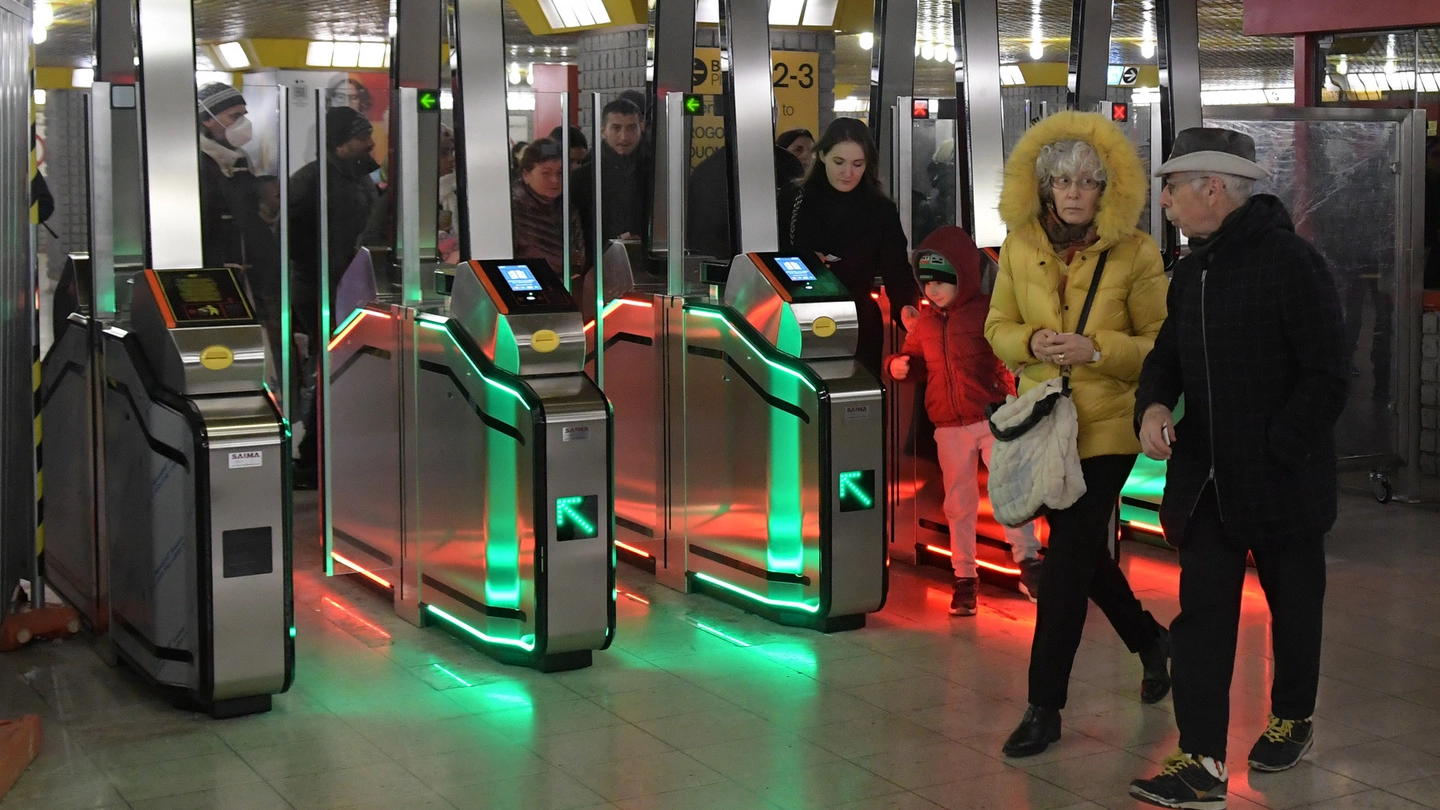 I nuovi tornelli alla stazione della metropolitana di San Donato Milanese