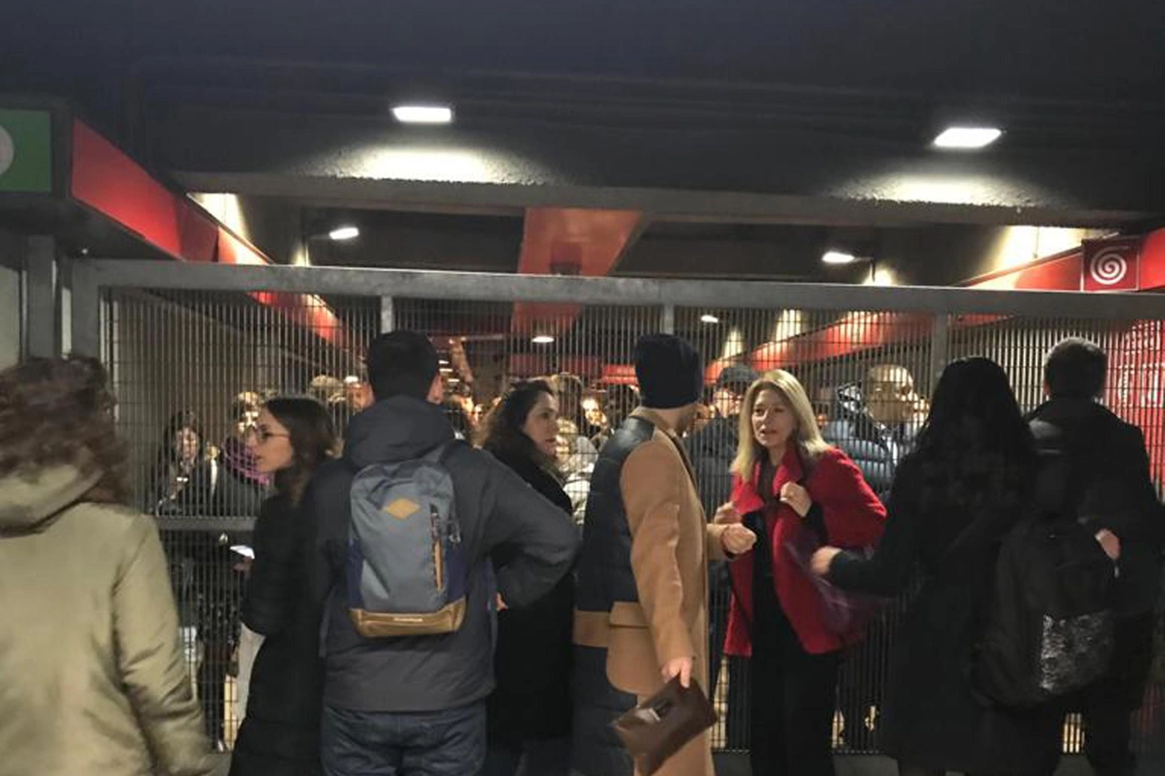 Metropolitana, grate abbassate