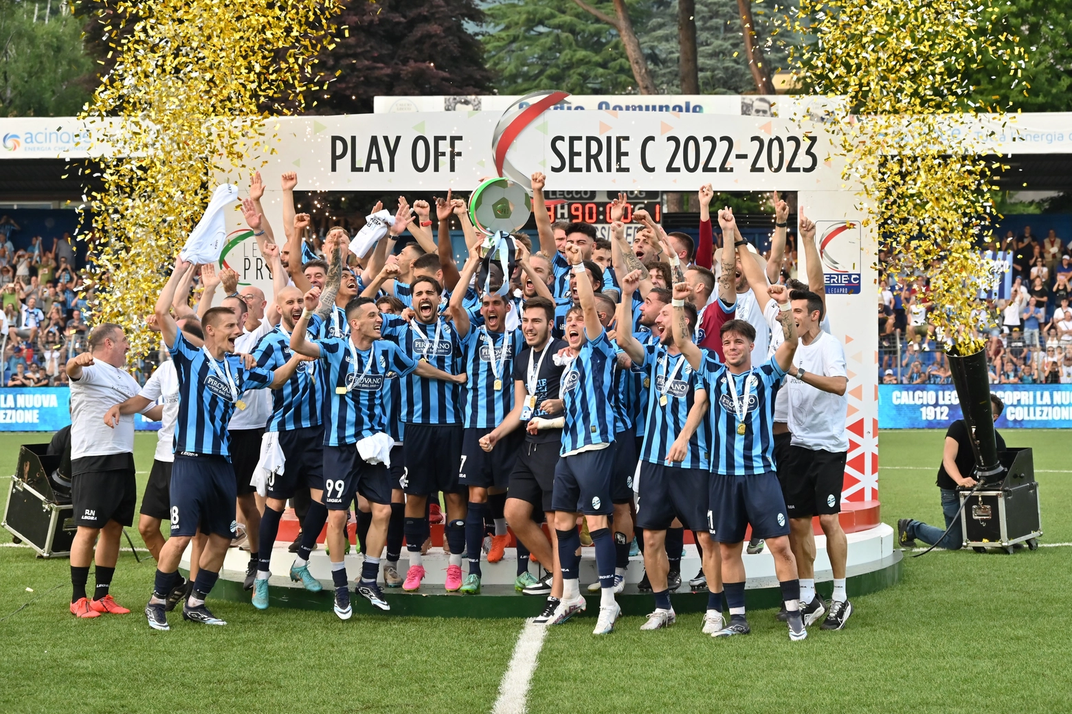 La squadra festeggia la promozione in serie B allo stadio Rigamonti-Ceppi