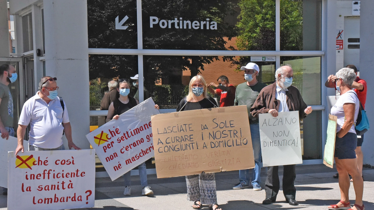 Presidio di protesta davanti all'ospedale di Alzano Lombardo
